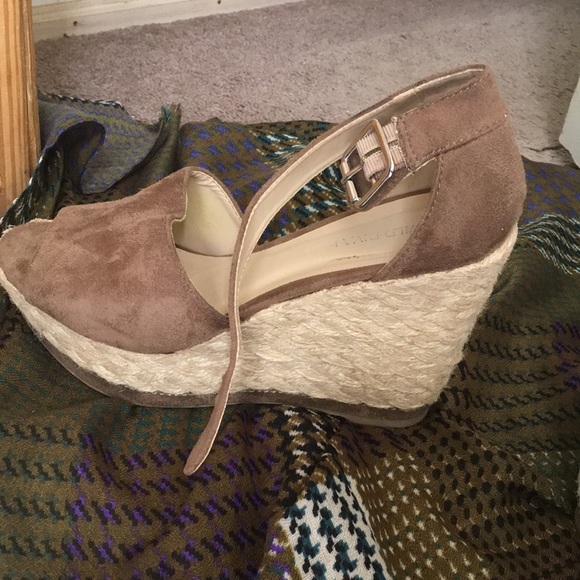 Shoes - Picture 4 of 5